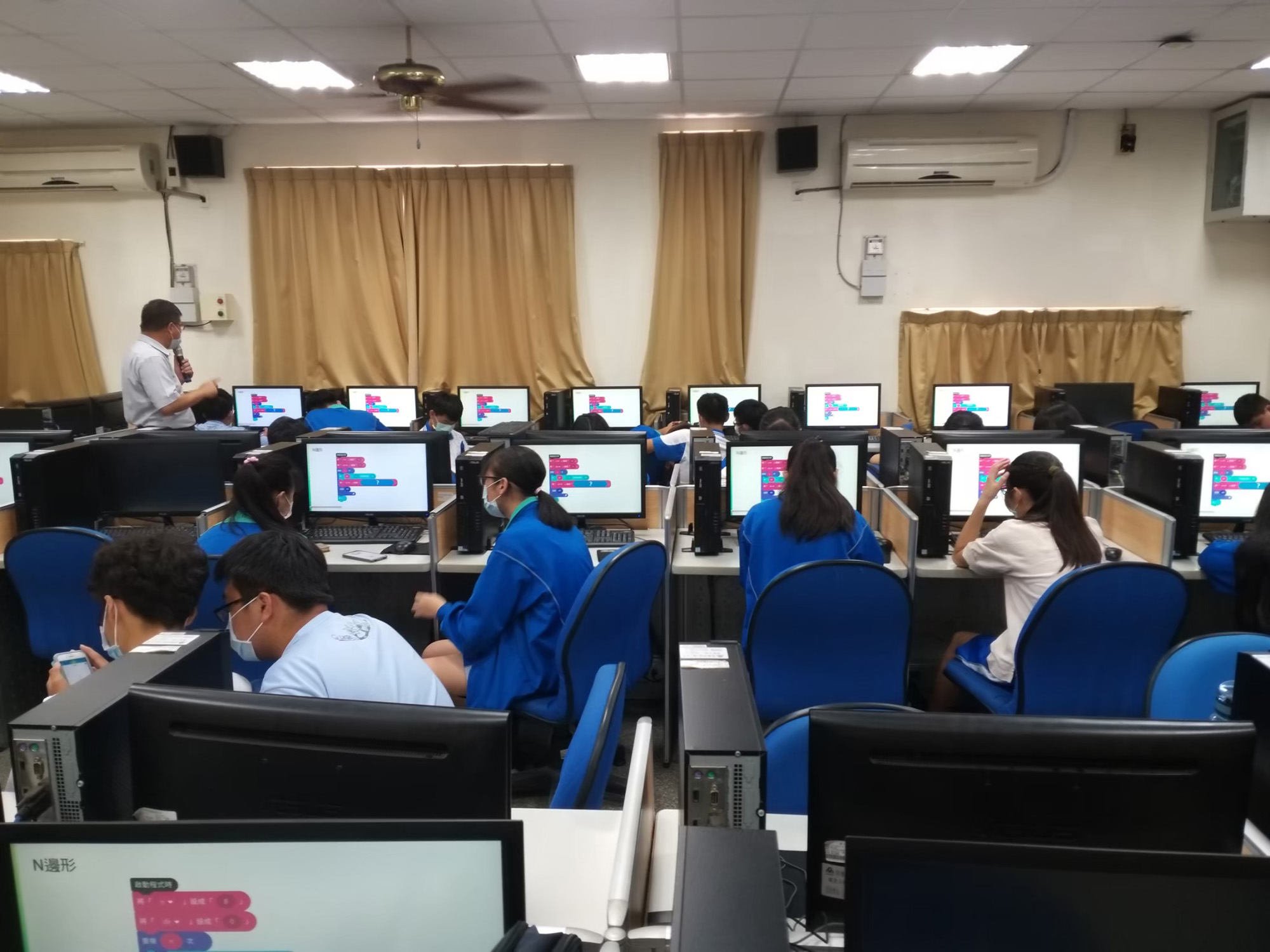 亞大商應系師生，指導有基礎的鹿港高中學生，進行AI進階課程
