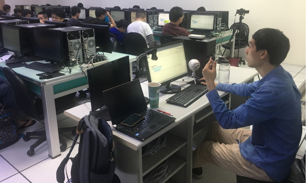圖說： 亞洲大學和人工智慧學校合作人工智慧學程，由台中分校的蔡岳霖組長擔任學程業師。