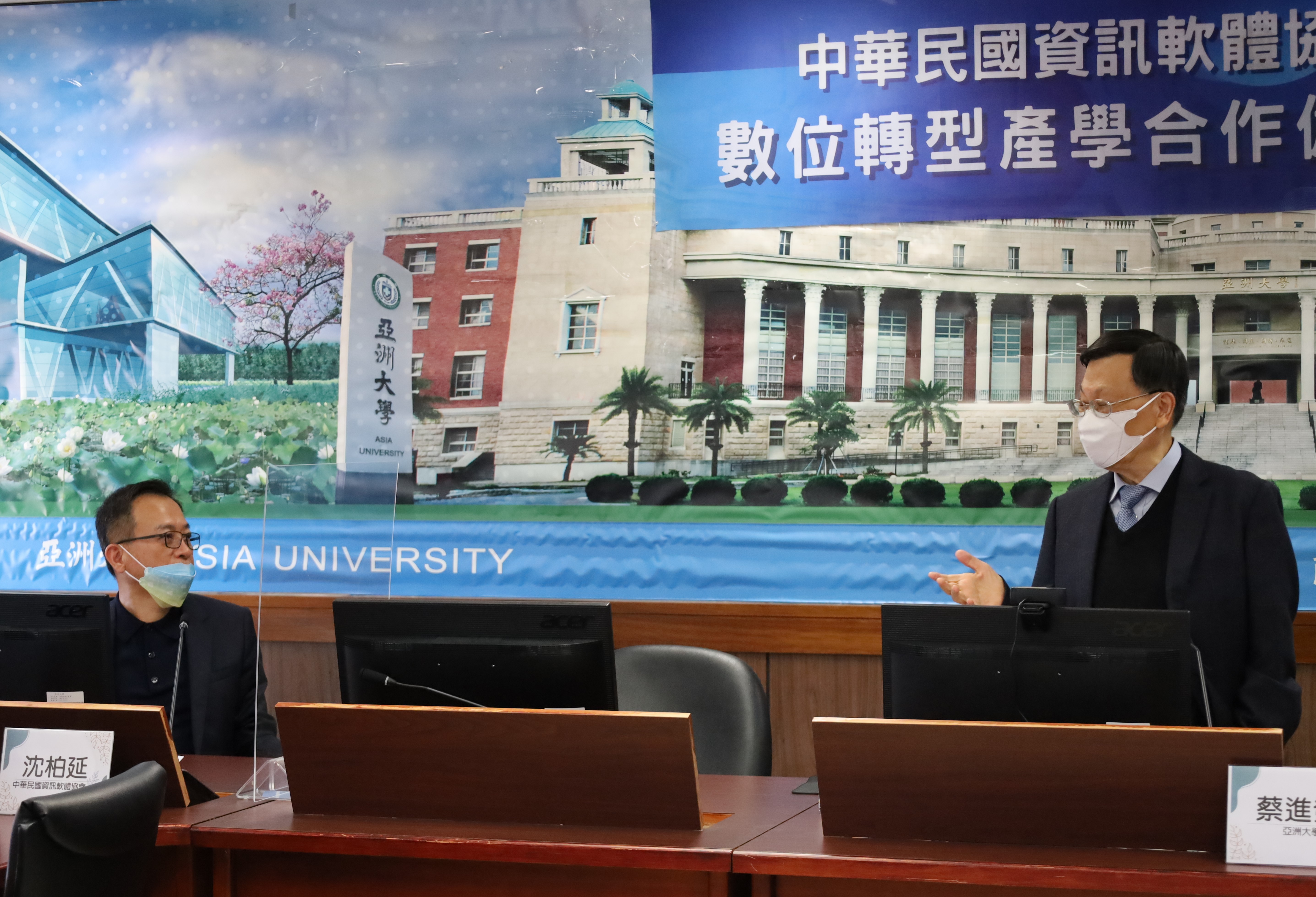 圖為亞大校長蔡進發(右)，向中華軟協理事長沈柏延提到，亞大致力培育大健康產業人才，與中華軟協可多面向合作。