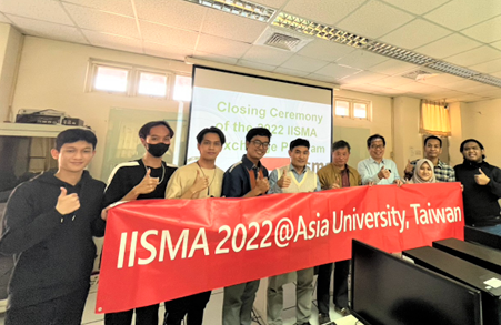 圖為亞大資電學院院長許慶賢(左5)、資工系主任張文鐘(左6)，在IISMA交換生結業式，與印尼同學合影。