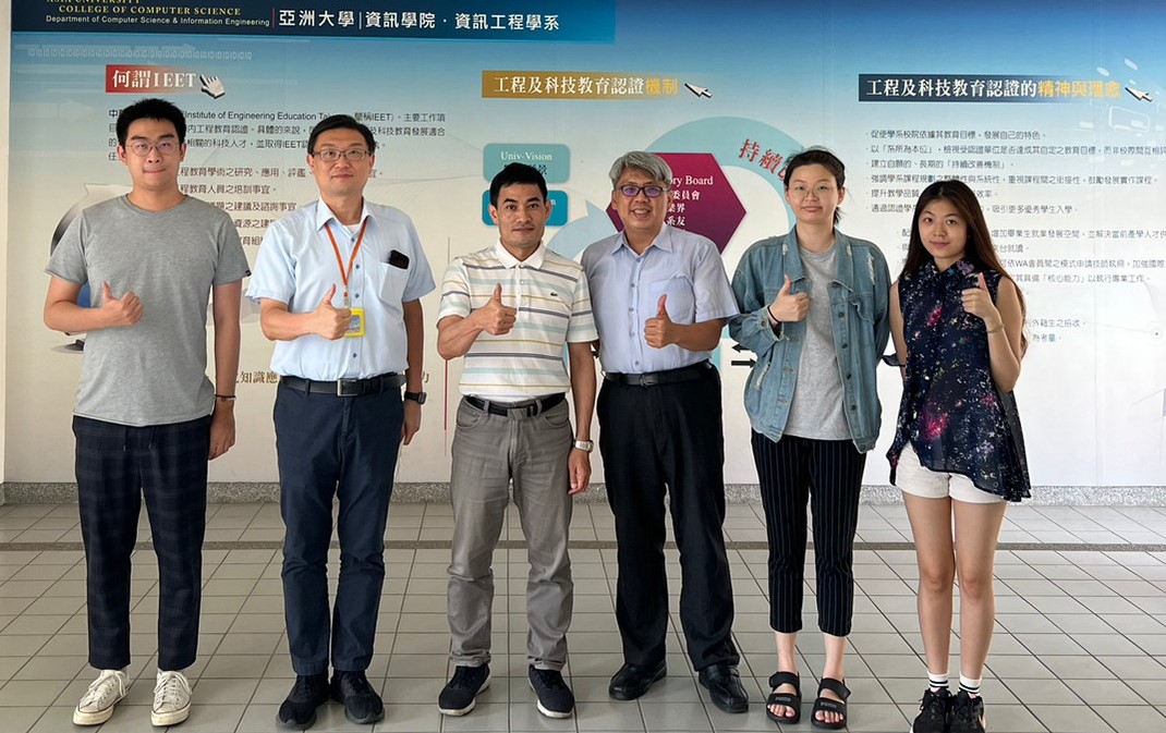 圖為亞大資電學院長許慶賢(左3)、資訊長兼資工系主任陳懷恩(左2)、資工系副主任林俊淵(左4)，與獲得NVIDIA DLI國際證照的同學合影。
